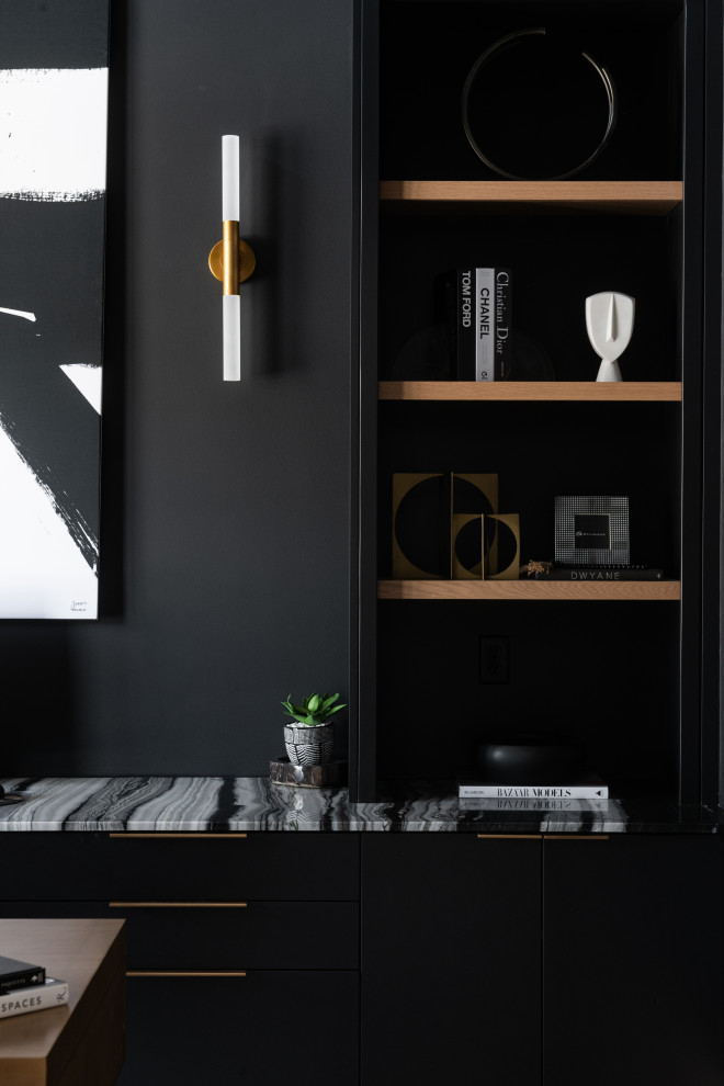 Idee per uno studio minimalista di medie dimensioni con pareti nere, parquet chiaro, scrivania incassata e pavimento marrone