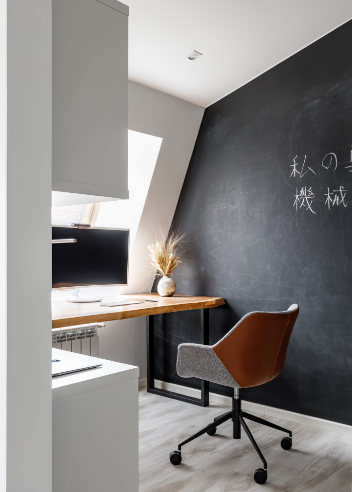 Inspiration pour un petit bureau nordique avec un mur blanc, parquet clair, un bureau indépendant et un sol beige.