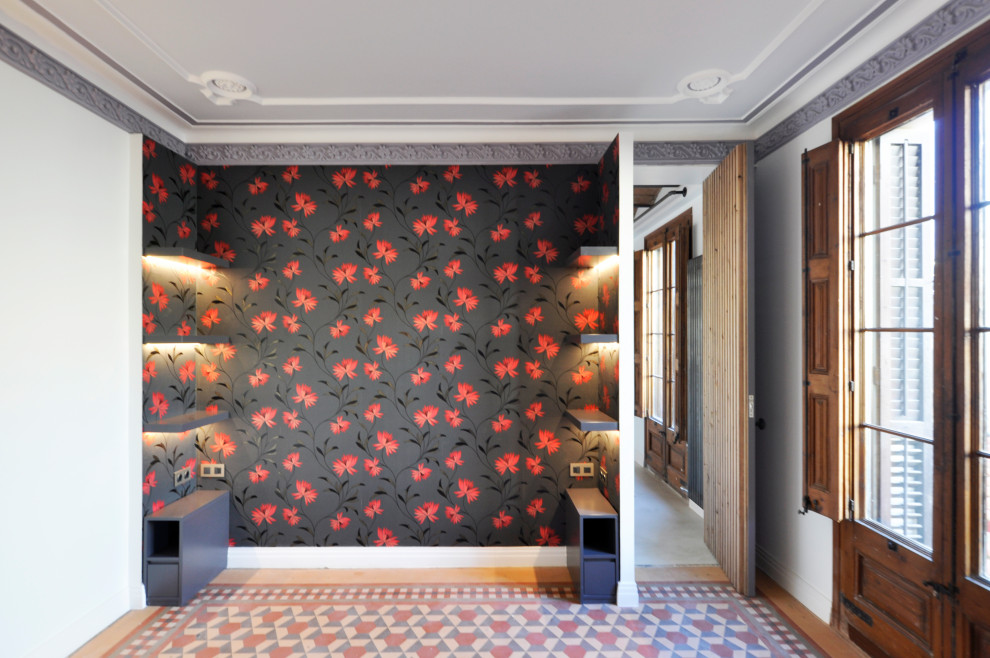 Свежая идея для дизайна: большая хозяйская спальня в стиле неоклассика (современная классика) с белыми стенами, полом из керамической плитки, красным полом и обоями на стенах без камина - отличное фото интерьера