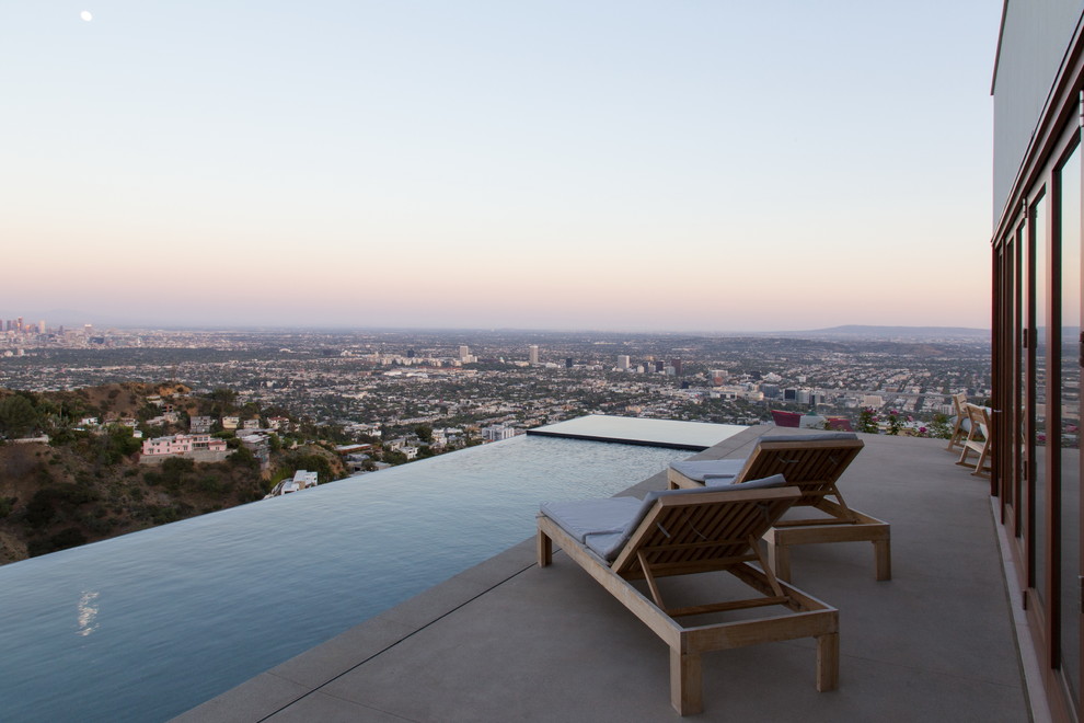 This is an example of a transitional infinity pool in Los Angeles.