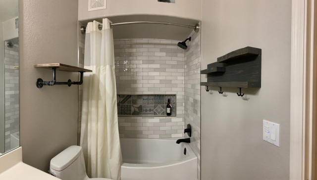Condo guest bath nyklassisk-badrum