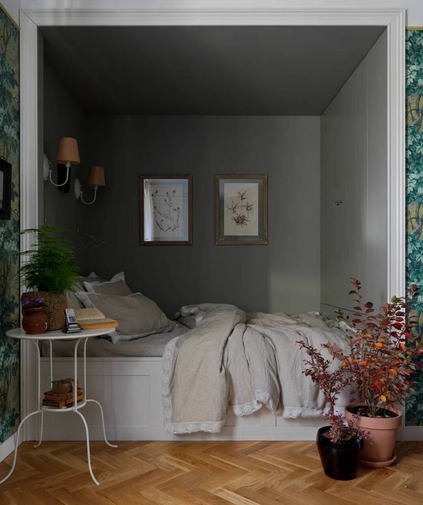 Пример оригинального дизайна: спальня в классическом стиле с кроватью в нише