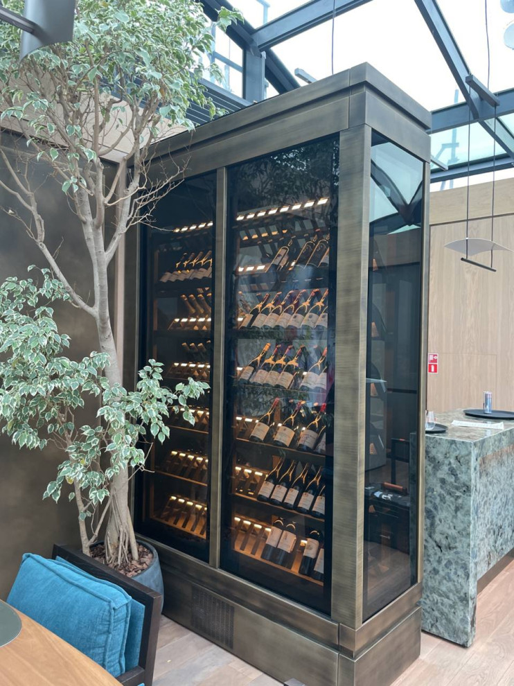 Винная витрина для ресторана на заказ