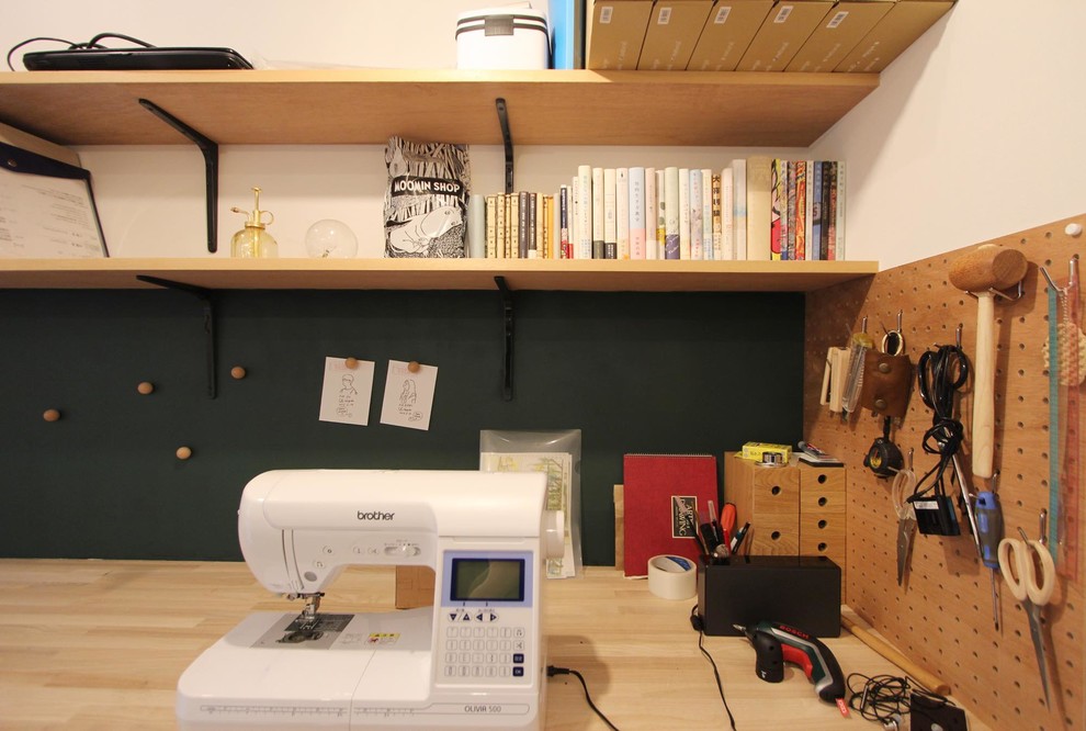 This is an example of a scandinavian home office in Tokyo.