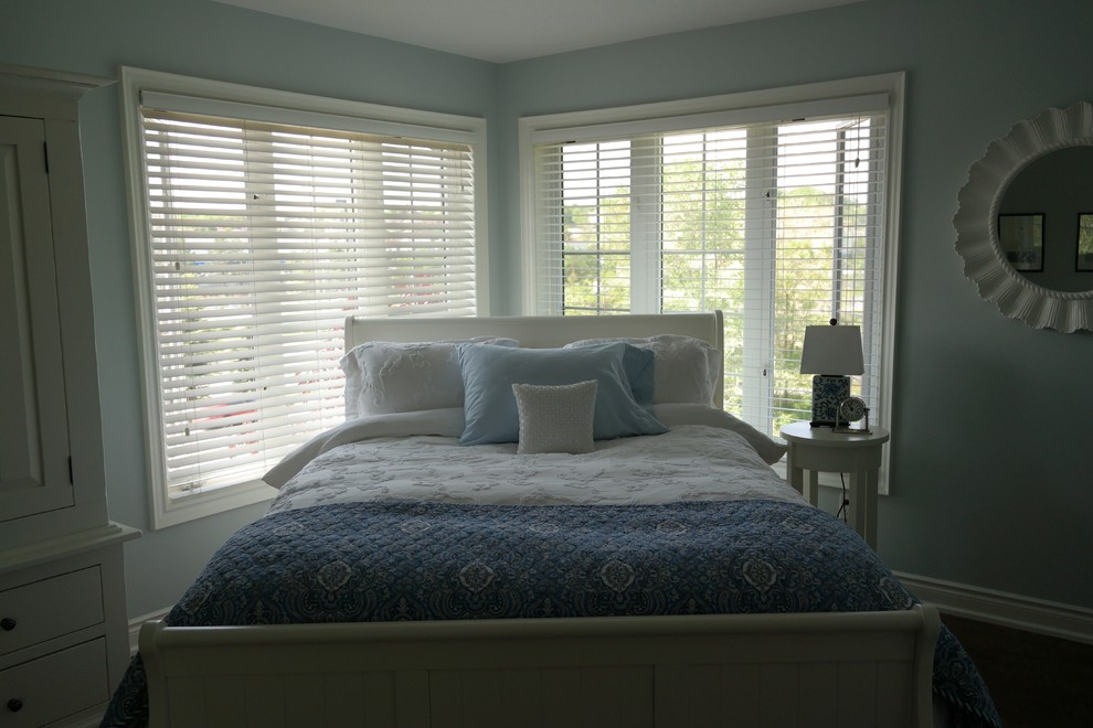 Photo of a mid-sized traditional guest bedroom in Toronto with blue walls and medium hardwood floors.