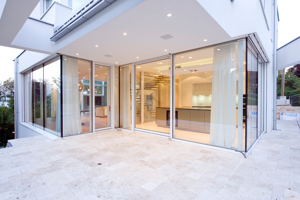 Mittelgroße, Überdachte Moderne Terrasse in Sonstige