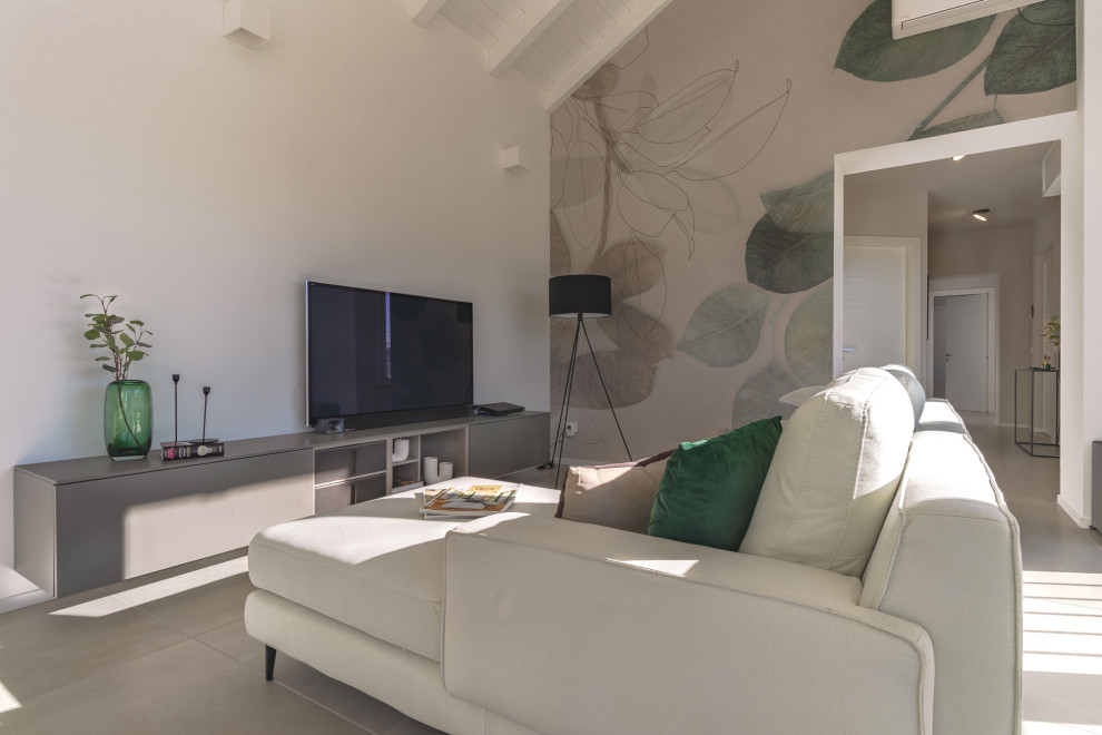 Geräumiges, Offenes Modernes Wohnzimmer mit weißer Wandfarbe, Porzellan-Bodenfliesen, beigem Boden, freigelegten Dachbalken und Tapetenwänden in Mailand