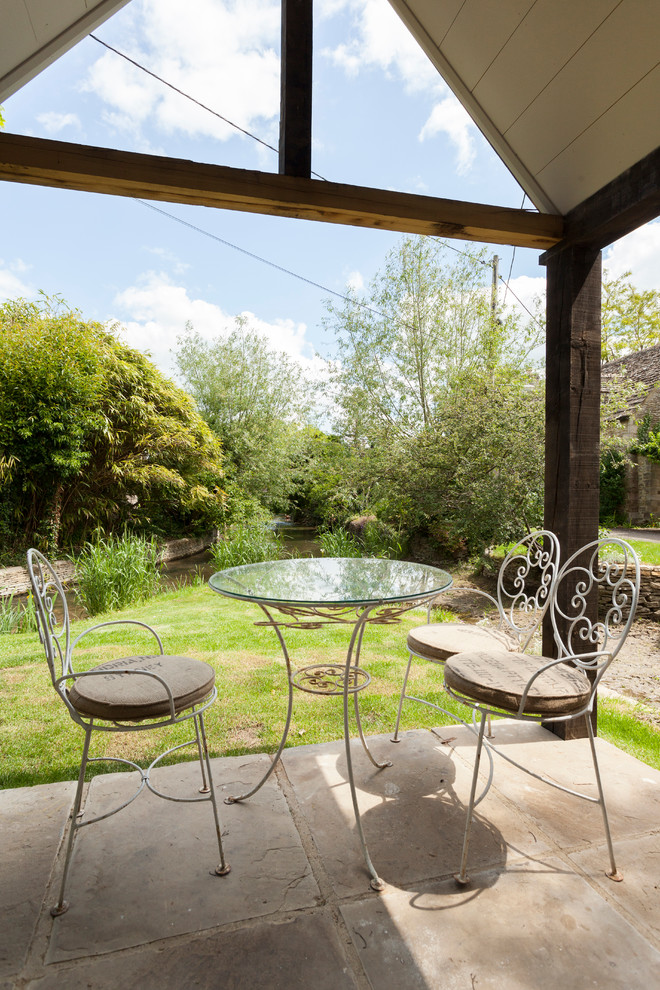 Inspiration for a shabby-chic style garden in London.