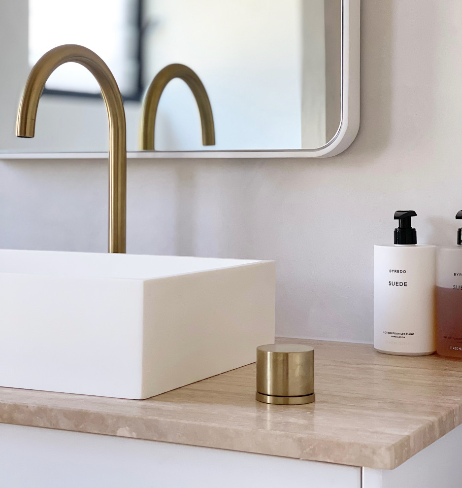 Inspiration for a contemporary bathroom in Sunshine Coast.