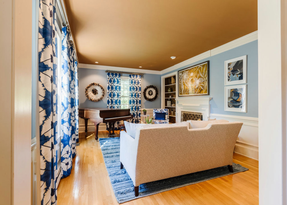 Aménagement d'un salon classique de taille moyenne avec une salle de musique, un mur bleu, parquet clair, une cheminée standard, un manteau de cheminée en bois, un sol beige, un plafond décaissé et du papier peint.