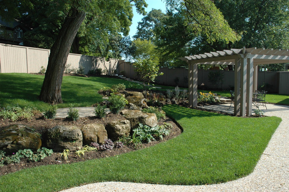 Inspiration for a transitional landscaping in Toronto.