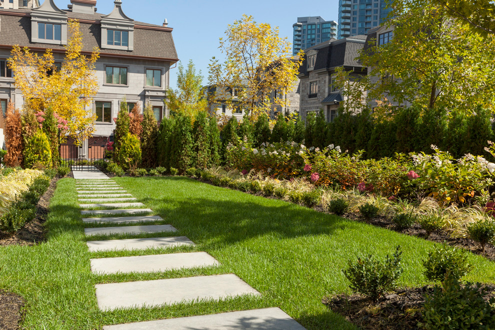 Design ideas for a mid-sized transitional landscaping.