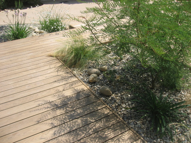 Un jardin original &agrave; Toulon contemporary-deck