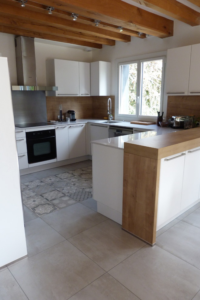 Cette image montre cuisine américaine en U avec un évier intégré, plan de travail en marbre, une crédence marron, une crédence en bois, une péninsule et un plan de travail blanc.