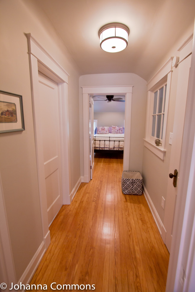Design ideas for a traditional hallway in Kansas City.