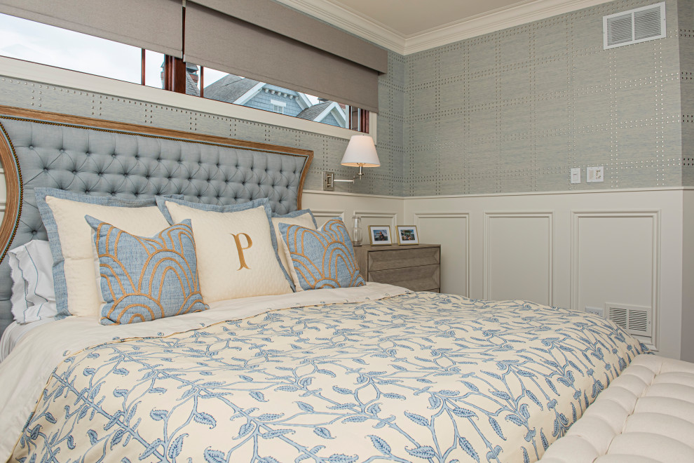 Источник вдохновения для домашнего уюта: хозяйская спальня среднего размера в стиле фьюжн с серыми стенами и панелями на стенах