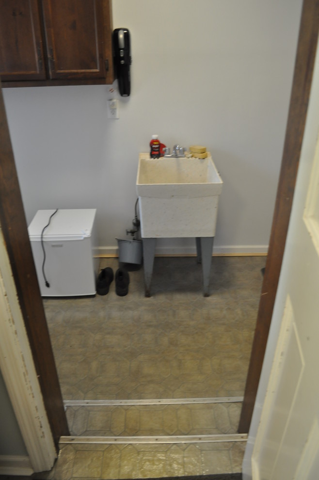 Transitional home design photo in Cincinnati