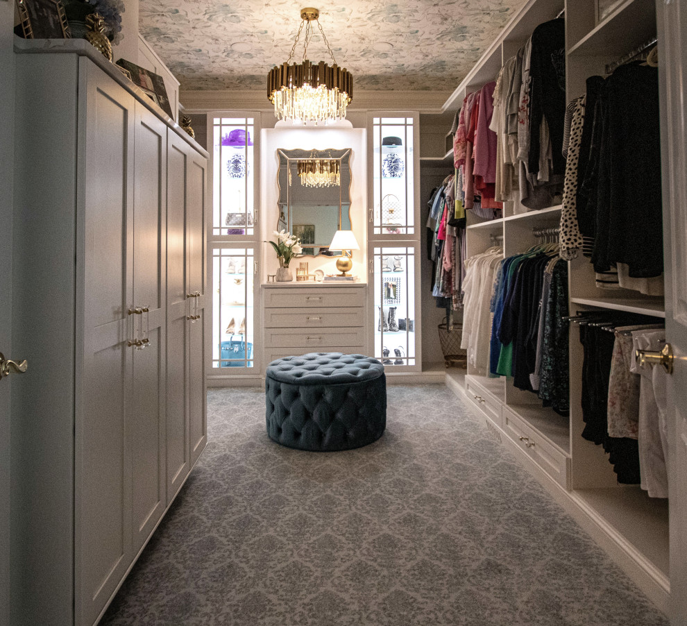 Inredning av ett klassiskt mellanstort walk-in-closet för kvinnor, med släta luckor, vita skåp, heltäckningsmatta och grått golv