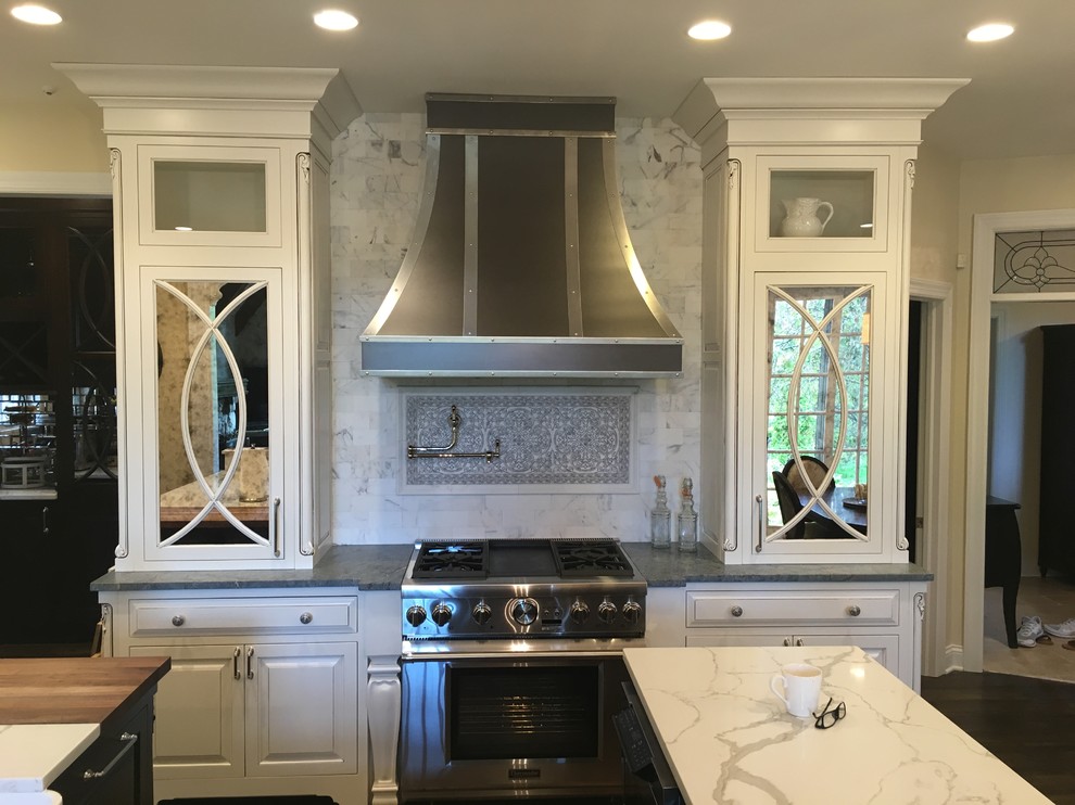 Home design - transitional home design idea in Chicago
