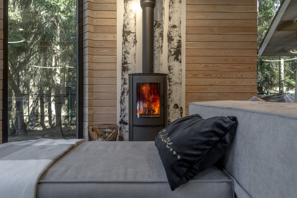 Гостиная с камином и березами