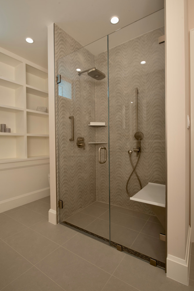 Inspiration för ett mellanstort vintage grå grått en-suite badrum, med möbel-liknande, vita skåp, en kantlös dusch, en bidé, grå kakel, grå väggar, ett undermonterad handfat, bänkskiva i kvarts och dusch med gångjärnsdörr
