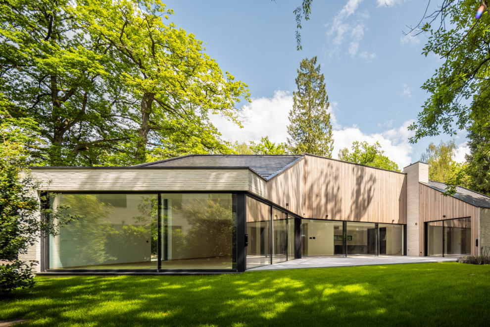 Four suite apartment building