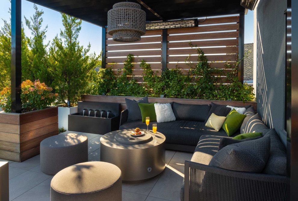 Inspiration for a mid-sized deck remodel in Chicago