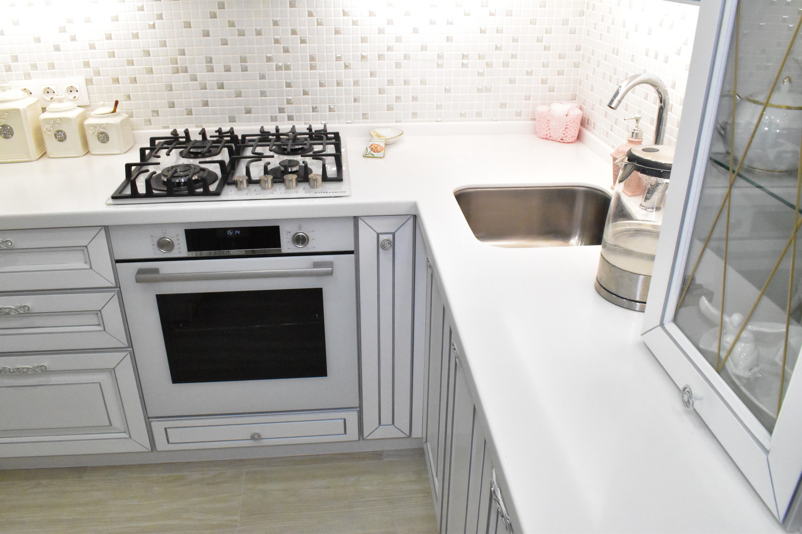 Кухня из массива бука, модель ЭКО в белом цвете с серебряной патиной