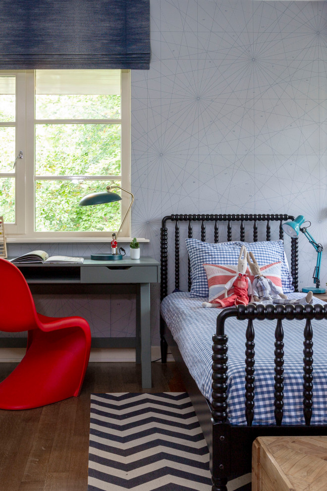 Mittelgroßes Klassisches Jungszimmer mit Schlafplatz, blauer Wandfarbe, hellem Holzboden, braunem Boden und Tapetenwänden in Sonstige