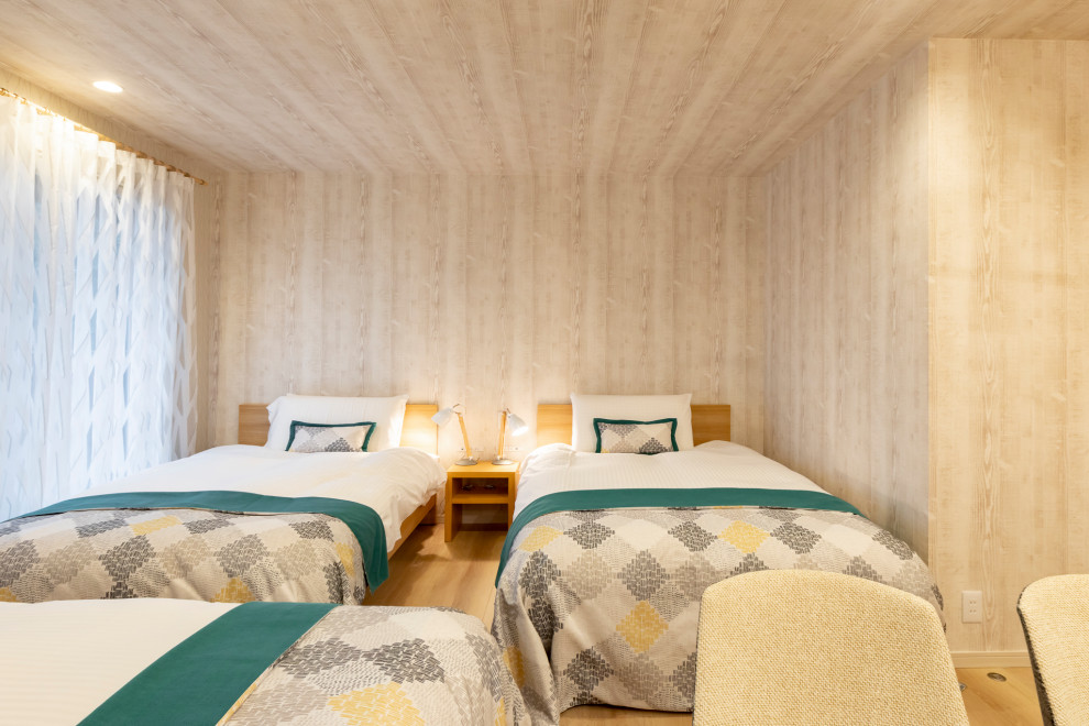 他の地域にある中くらいな北欧スタイルのおしゃれな客用寝室 (白い壁、合板フローリング、ベージュの床)