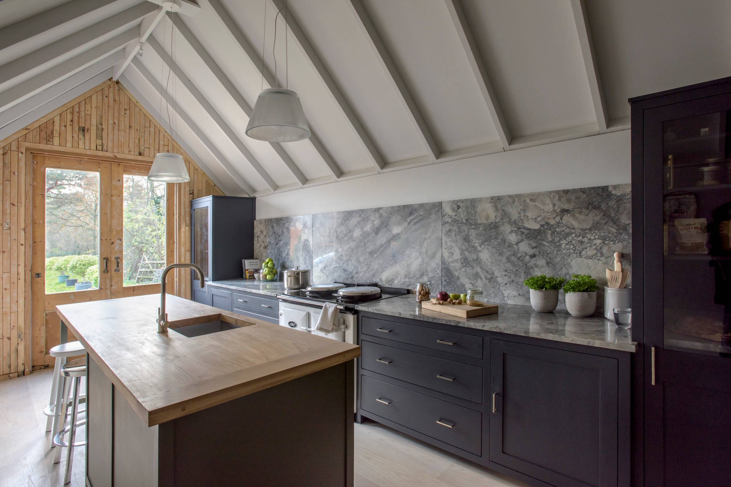 10 Ideas for Kitchen Cabinets that Sit on the Worktop | Houzz UK
