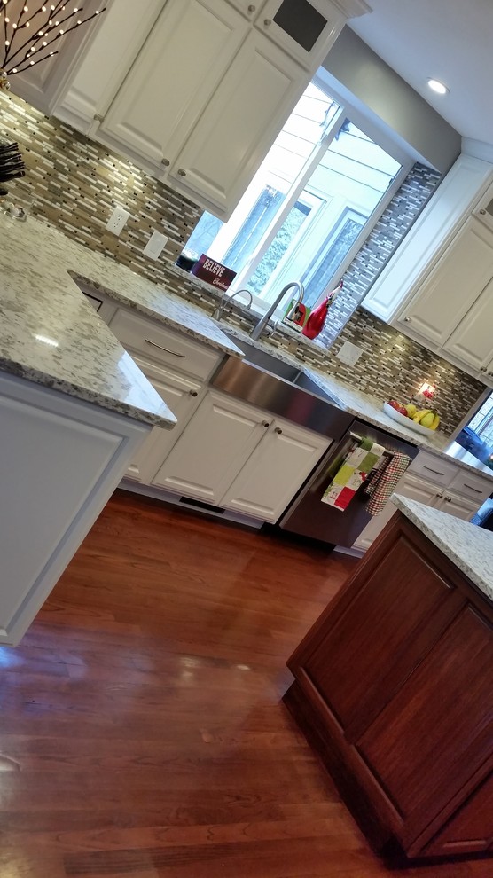 Inspiration for a transitional home design remodel with an island