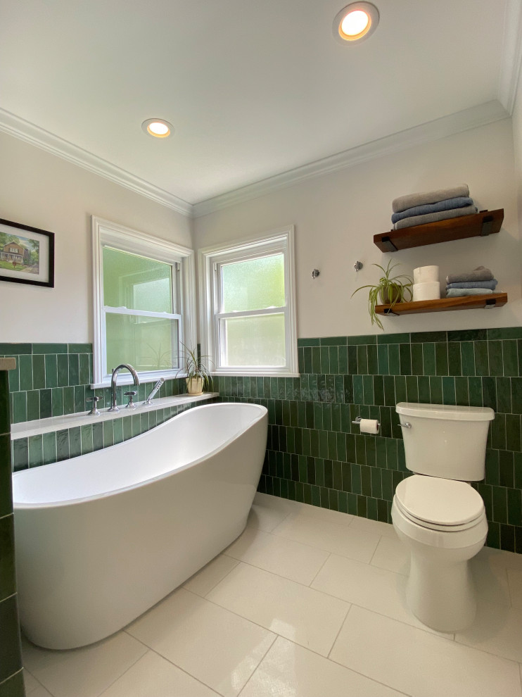 Idée de décoration pour une salle de bain craftsman avec une baignoire indépendante, un carrelage vert et des carreaux de céramique.