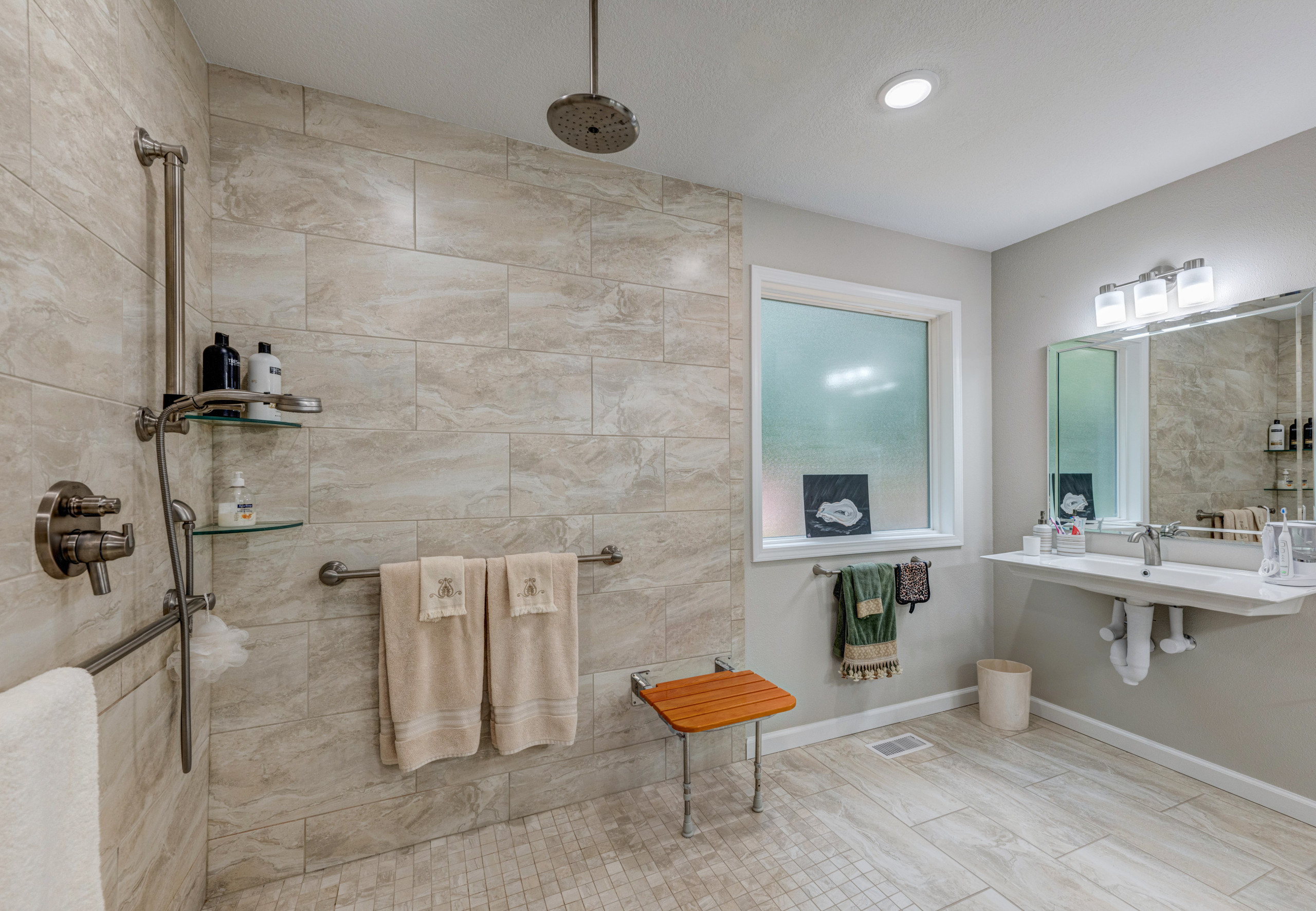 355 Lakeview Drive - Bathroom