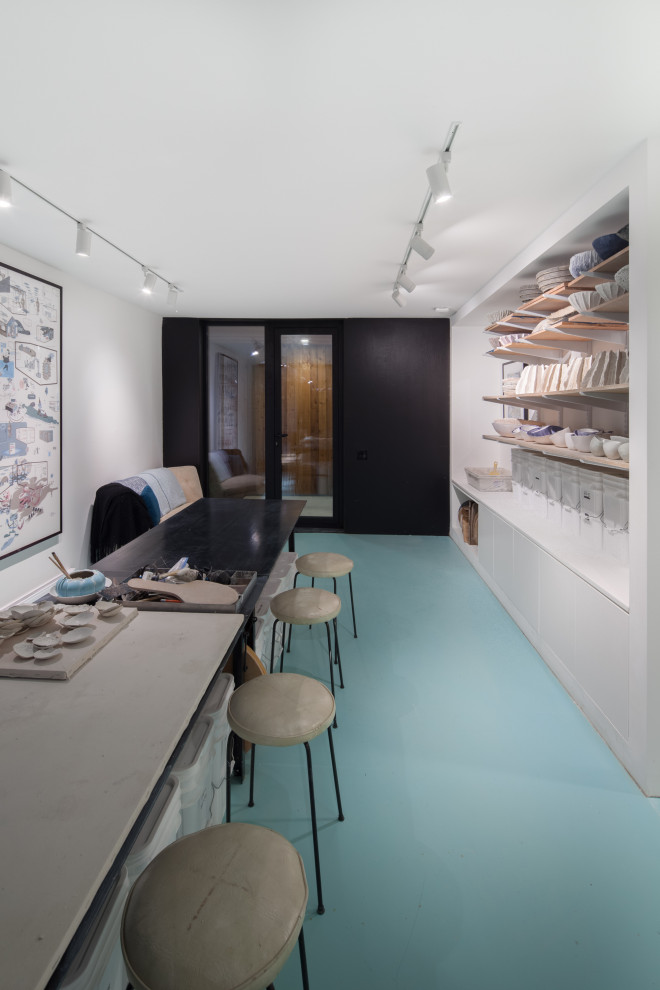 Modernes Arbeitszimmer mit Studio, weißer Wandfarbe, Betonboden und blauem Boden in Vancouver