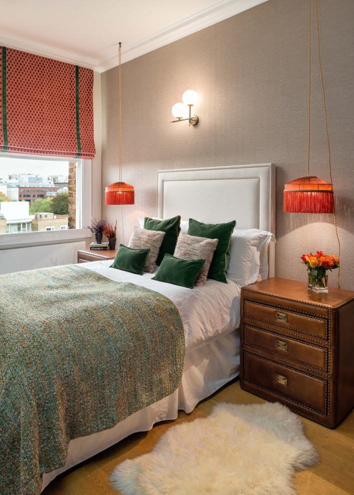 Großes Modernes Schlafzimmer mit beiger Wandfarbe, braunem Holzboden und Tapetenwänden in London