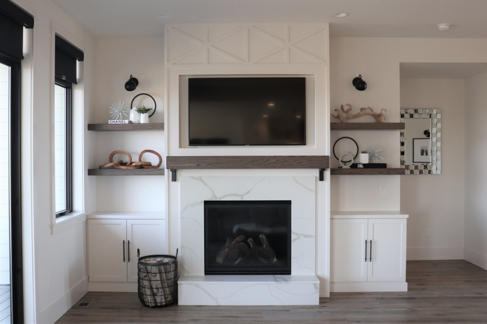 Example of a large transitional l-shaped medium tone wood floor and brown floor open concept kitchen design with a single-bowl sink, shaker cabinets, white cabinets, quartz countertops, gray backsplash, subway tile backsplash, stainless steel appliances, an island and white countertops