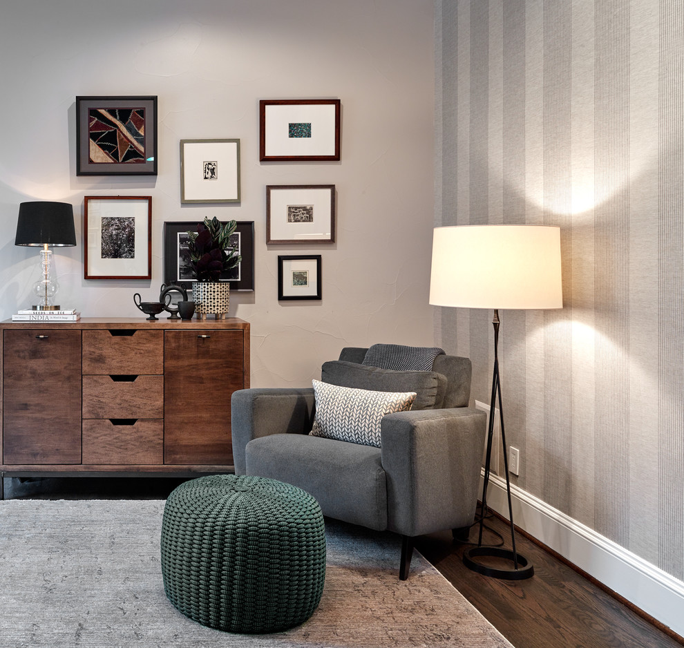 Mid-sized transitional home design photo