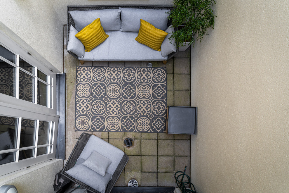 Источник вдохновения для домашнего уюта: маленький двор на внутреннем дворе в стиле модернизм с покрытием из бетонных плит для на участке и в саду