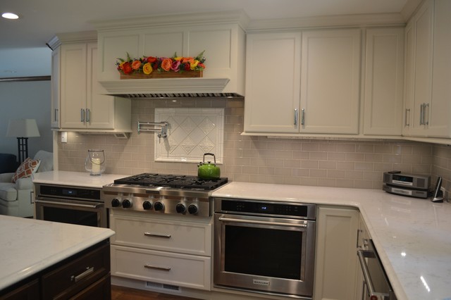Hampton Kitchen cook wall view nyklassisk-koekken