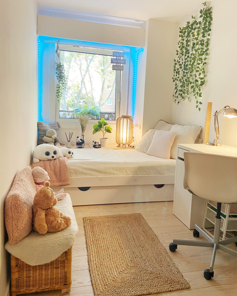 Idee per una piccola cameretta per bambini scandinava con pareti bianche, parquet chiaro e pavimento beige