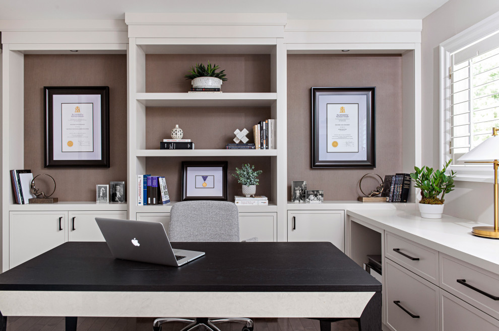 На фото: кабинет среднего размера в современном стиле с серыми стенами, паркетным полом среднего тона, отдельно стоящим рабочим столом, коричневым полом и деревянными стенами с