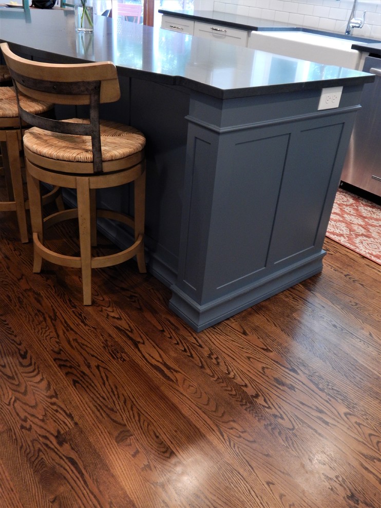 Example of a transitional home design design in Seattle