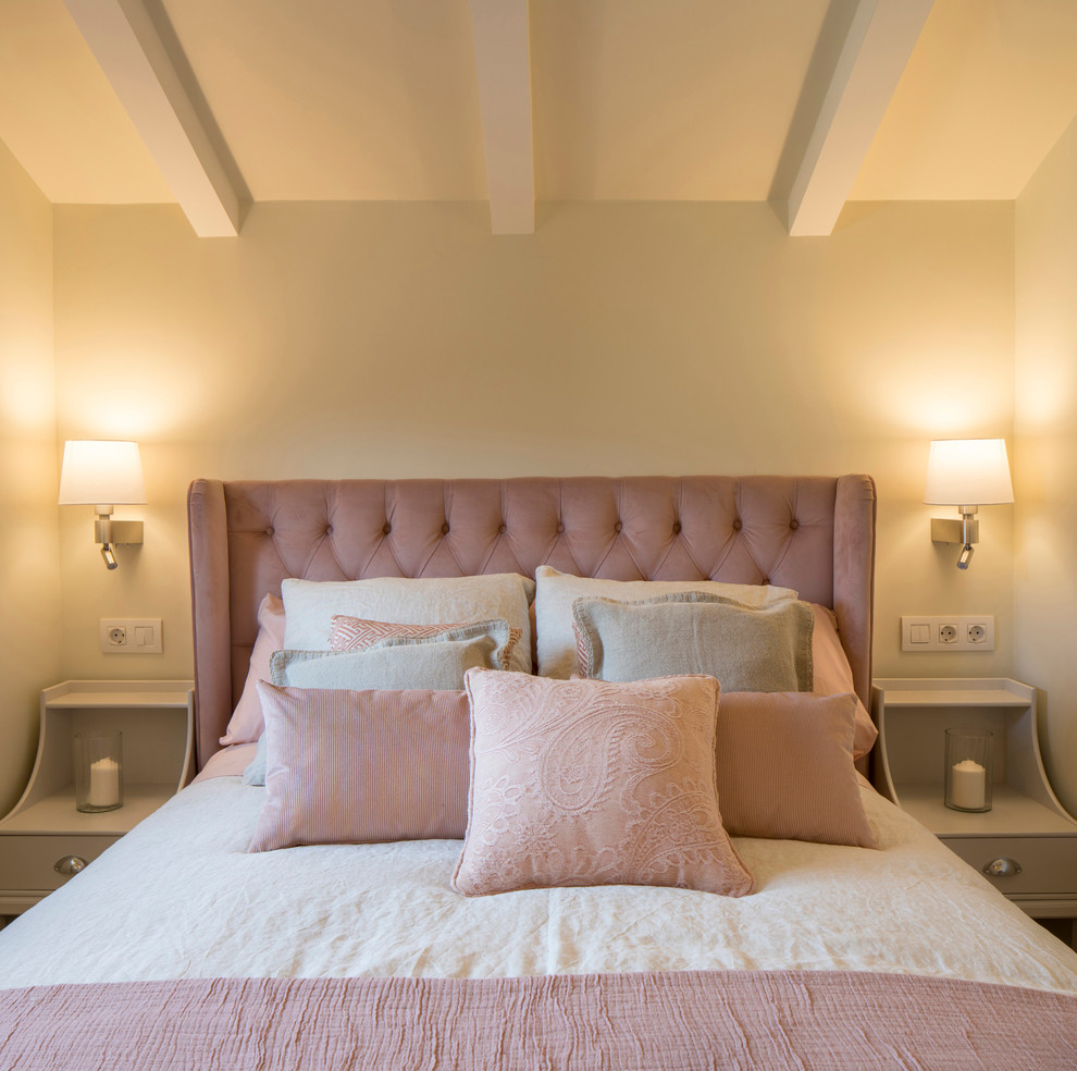 Imagen de habitación de invitados romántica grande con paredes beige y suelo laminado