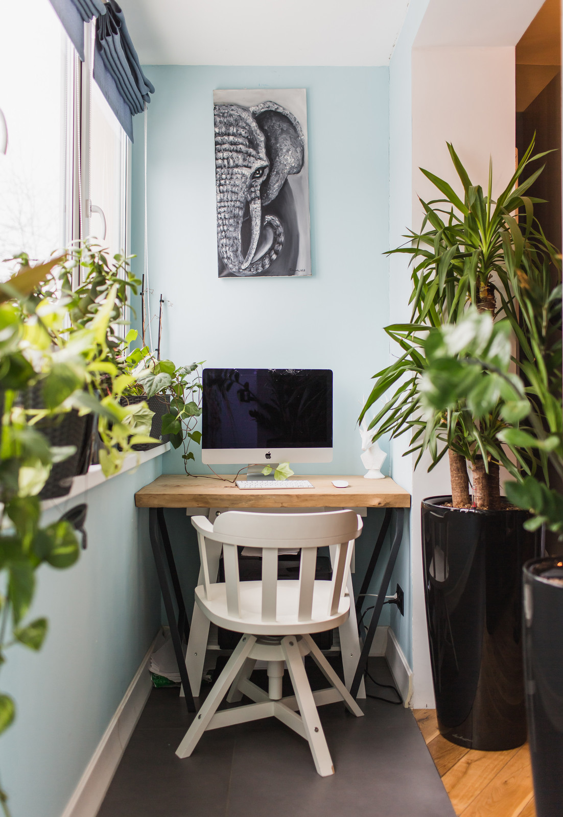 В гостях: Фьюжн-интерьер с черной спальней и цветами на стенах