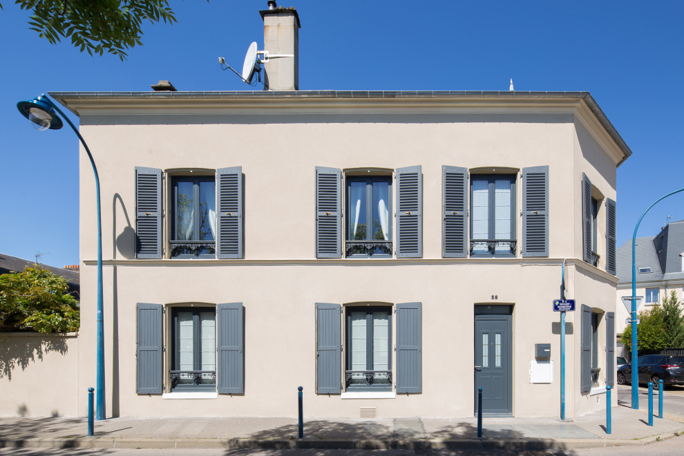 Ejemplo de fachada de casa pareada beige actual de tamaño medio de tres plantas