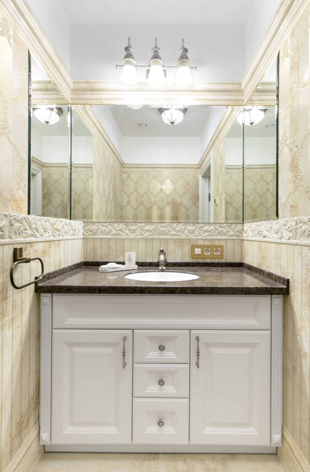 Актер лилово-бежевый