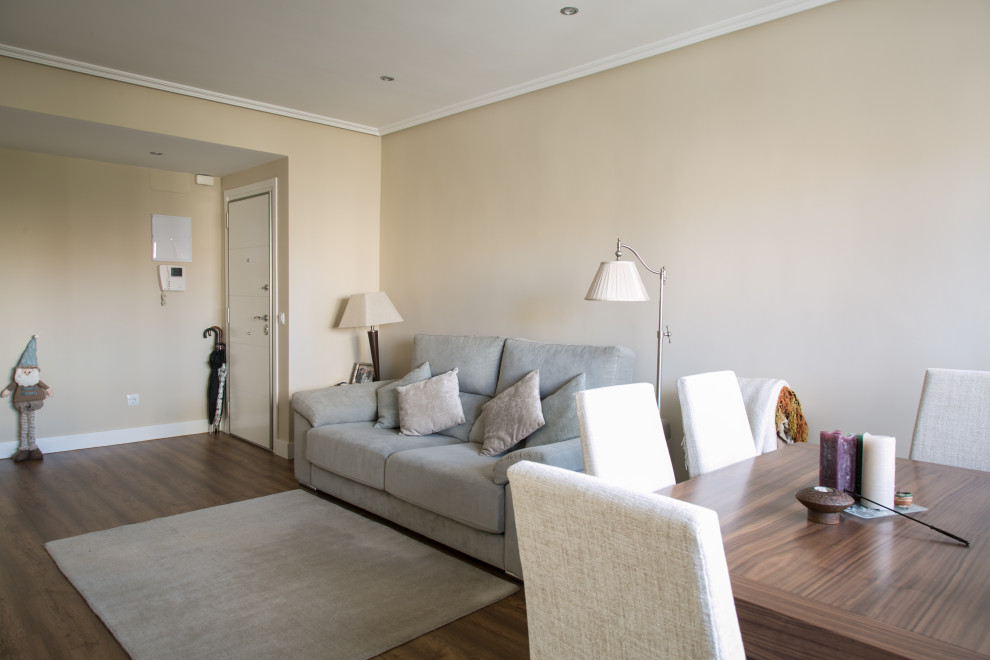 Aménagement d'un petit salon contemporain ouvert avec un mur beige, sol en stratifié, un sol marron et un plafond décaissé.
