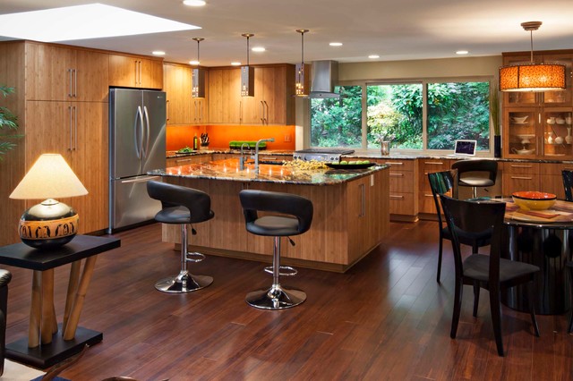 Modern Wood & Orange Accent Kitchen & Great Room moderne-koekken