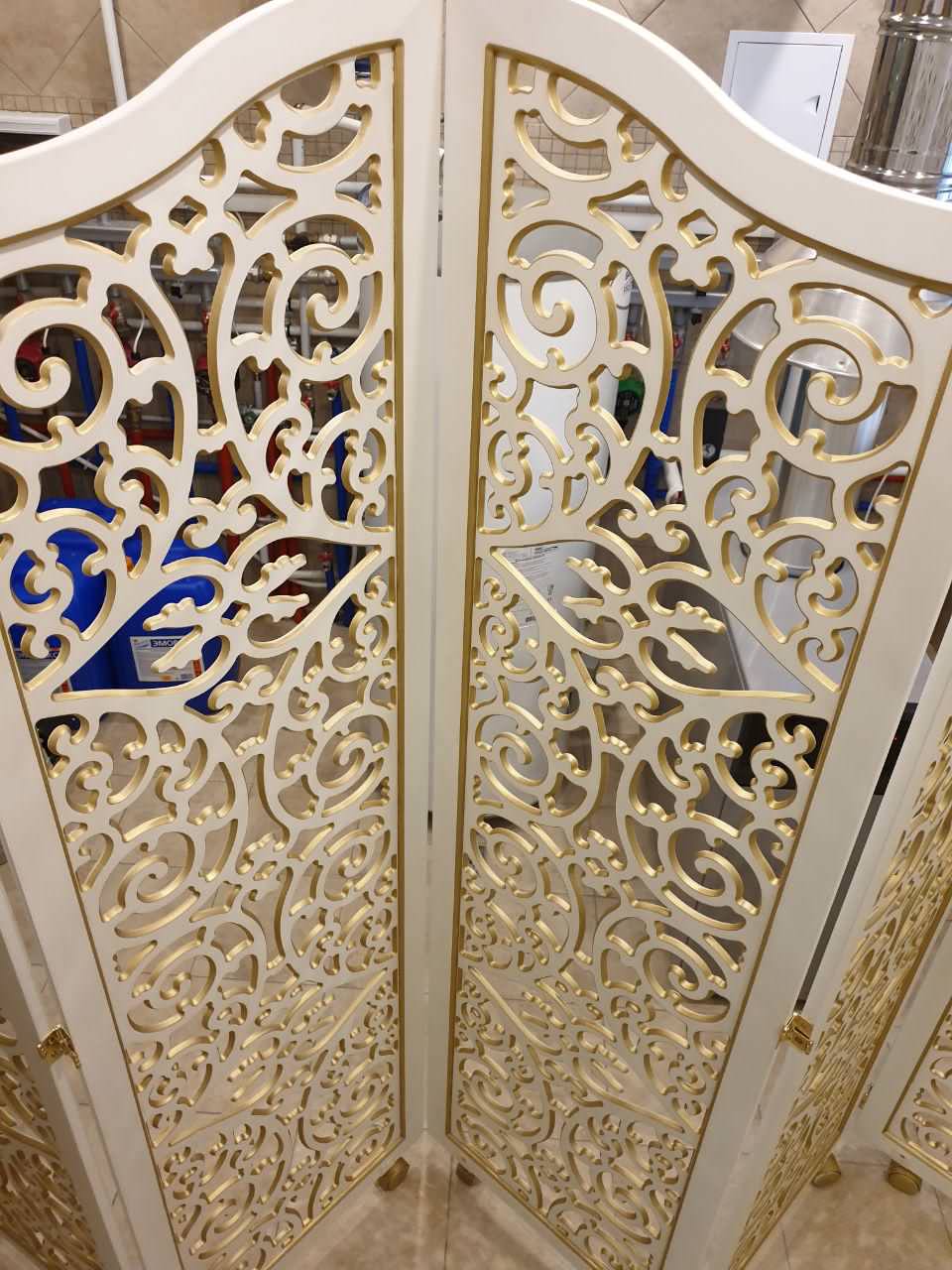 Ажурные ширмы и зеркало для частного дома